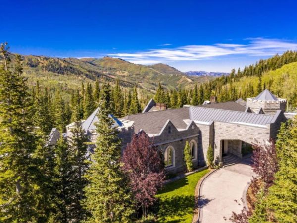 Luxury Mountain Retreat with Ski-In/Ski-Out Access in Park City