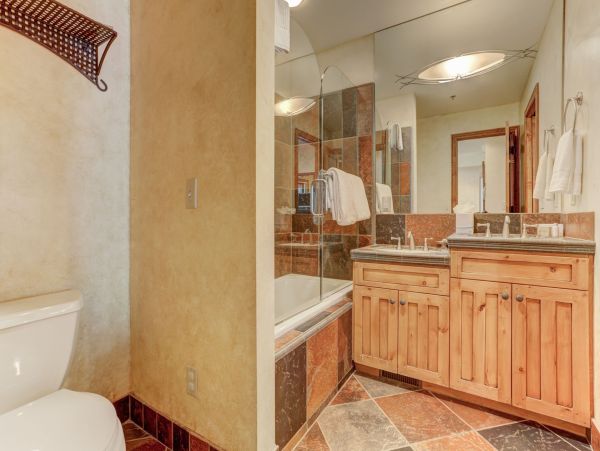 Six Bedroom Home with Hot Tub