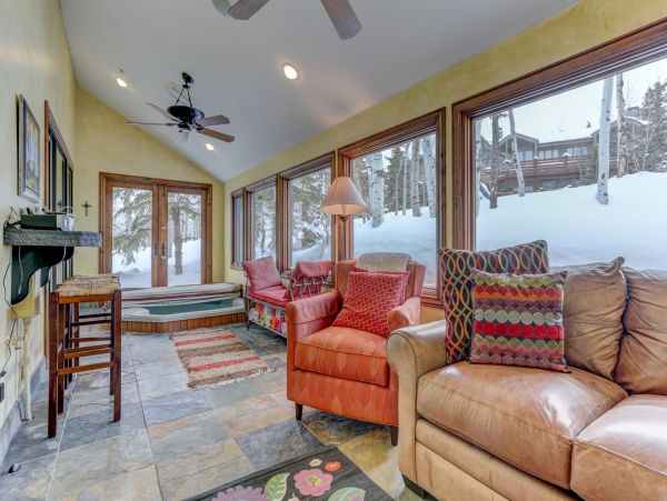 Six Bedroom Home with Hot Tub