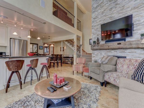 Six Bedroom Home with Hot Tub