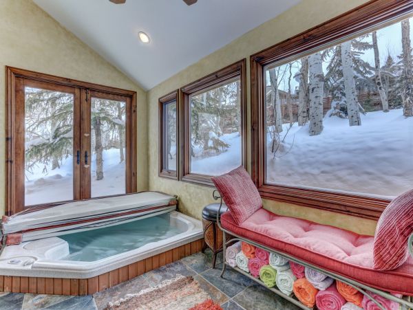 Six Bedroom Home with Hot Tub