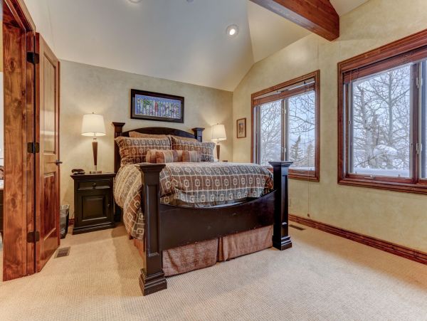 Six Bedroom Home with Hot Tub