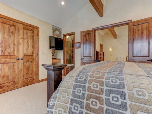 Six Bedroom Home with Hot Tub