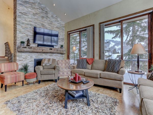Six Bedroom Home with Hot Tub