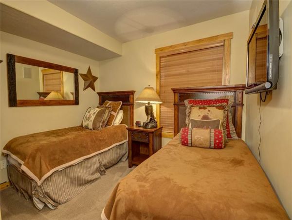 Luxury Townhome in Excellent location