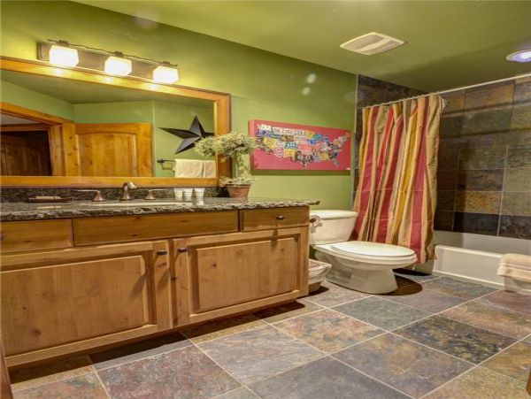 Luxury Townhome in Excellent location