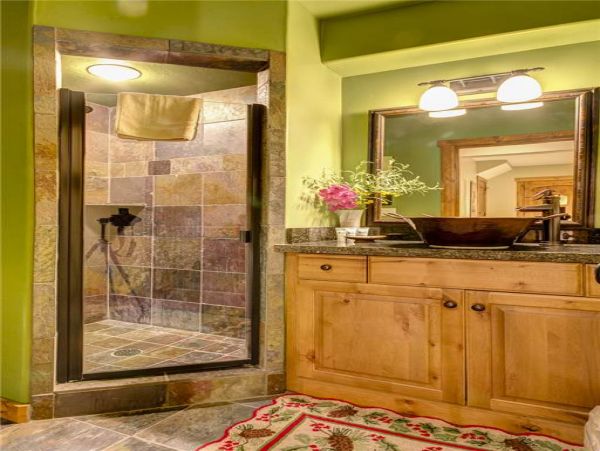 Luxury Townhome in Excellent location
