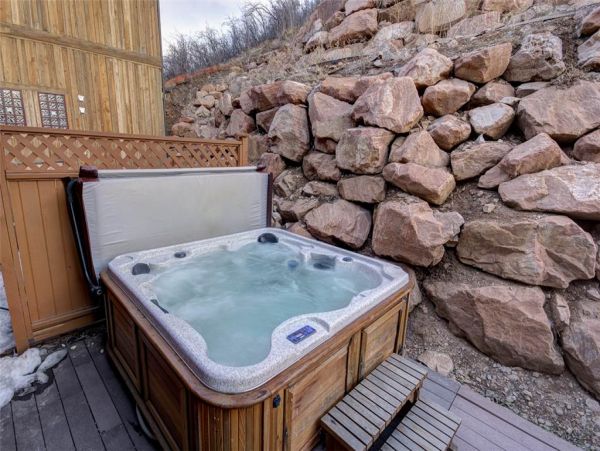 Luxury Townhome in Excellent location