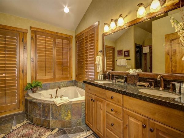 Luxury Townhome in Excellent location