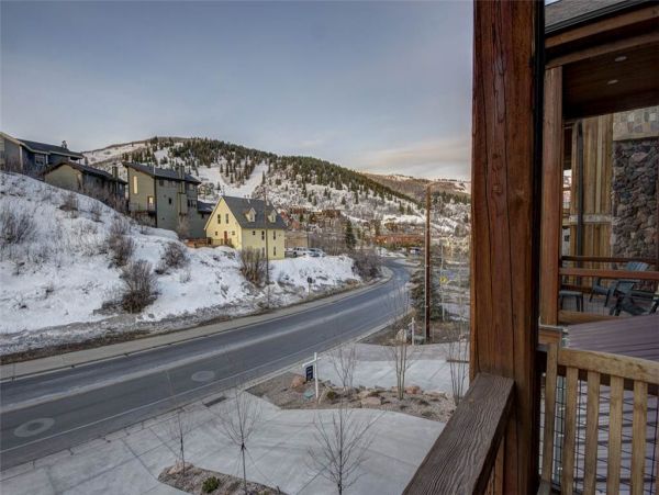 Luxury Townhome in Excellent location
