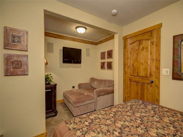 Luxury Townhome in Excellent location