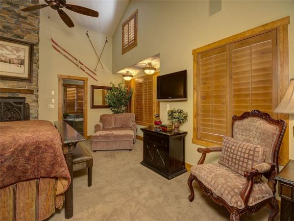 Luxury Townhome in Excellent location