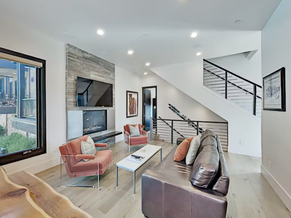 Upscale Townhome with Olympic Pool, Hot Tub & Gym & Steps to Gondola
