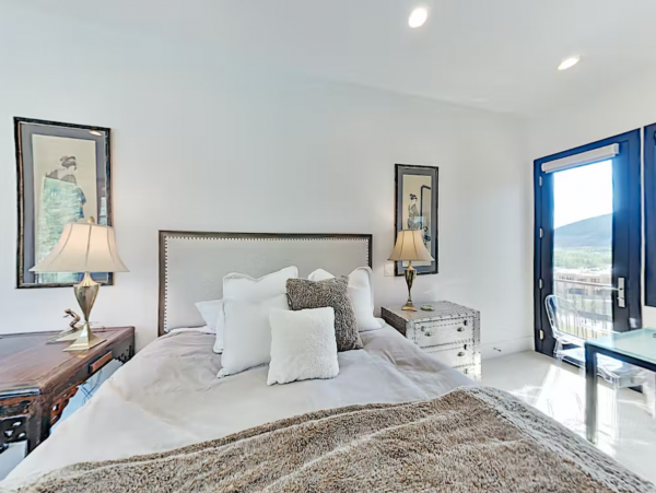 Upscale Townhome with Olympic Pool, Hot Tub & Gym & Steps to Gondola