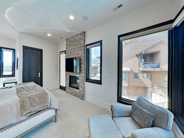 Upscale Townhome with Olympic Pool, Hot Tub & Gym & Steps to Gondola