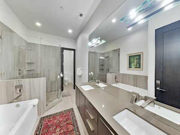 Upscale Townhome with Olympic Pool, Hot Tub & Gym & Steps to Gondola