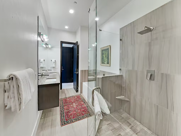 Upscale Townhome with Olympic Pool, Hot Tub & Gym & Steps to Gondola
