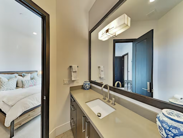 Upscale Townhome with Olympic Pool, Hot Tub & Gym & Steps to Gondola