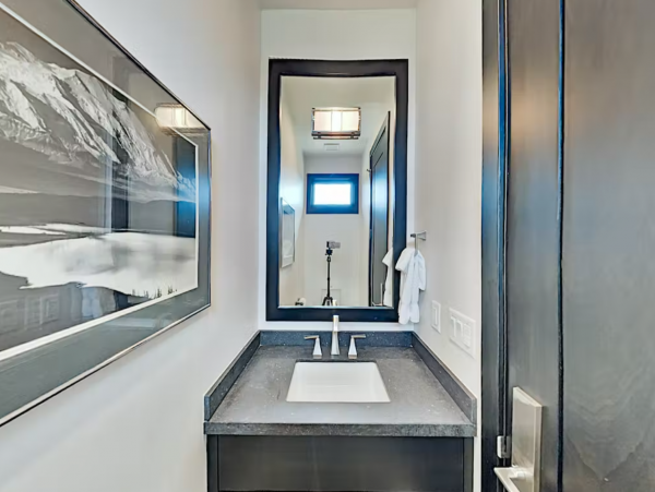 Upscale Townhome with Olympic Pool, Hot Tub & Gym & Steps to Gondola