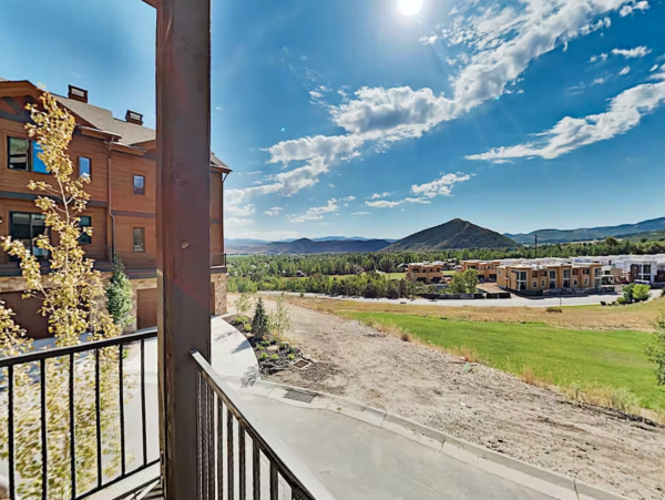 Upscale Townhome with Olympic Pool, Hot Tub & Gym & Steps to Gondola