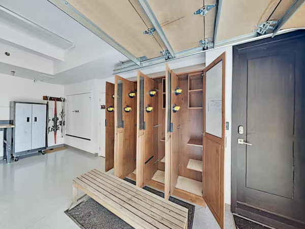Upscale Townhome with Olympic Pool, Hot Tub & Gym & Steps to Gondola