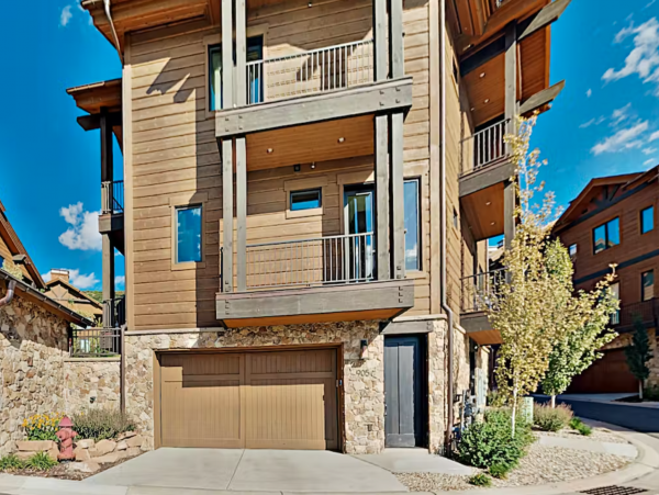 Upscale Townhome with Olympic Pool, Hot Tub & Gym & Steps to Gondola