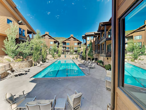Upscale Townhome with Olympic Pool, Hot Tub & Gym & Steps to Gondola
