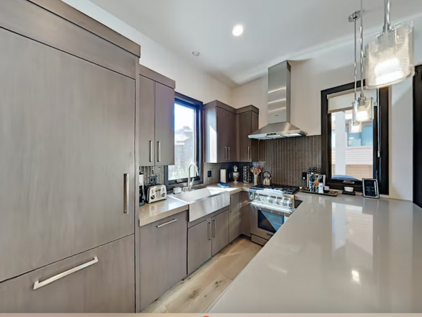 Upscale Townhome with Olympic Pool, Hot Tub & Gym & Steps to Gondola