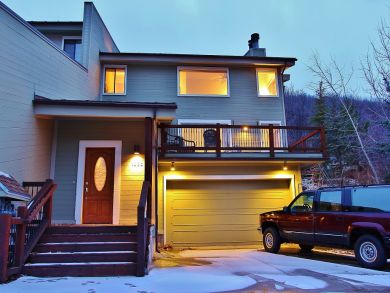 2 blocks to Park City