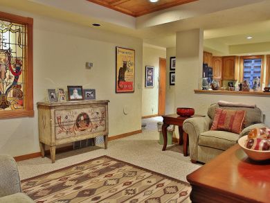 2 blocks to Park City