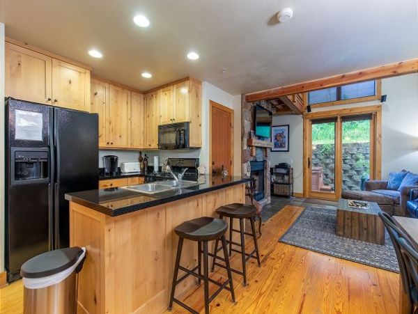 Stylish 3 Bedroom Townhome with Hot Tub