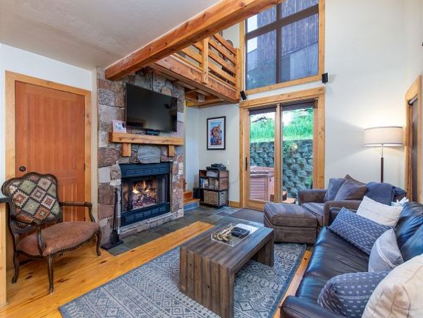 Stylish 3 Bedroom Townhome with Hot Tub