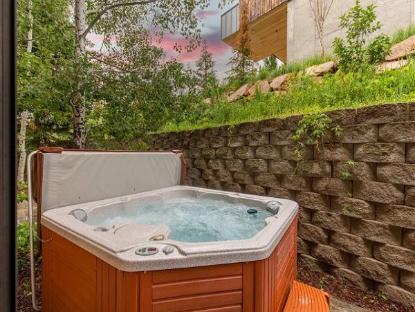 Stylish 3 Bedroom Townhome with Hot Tub
