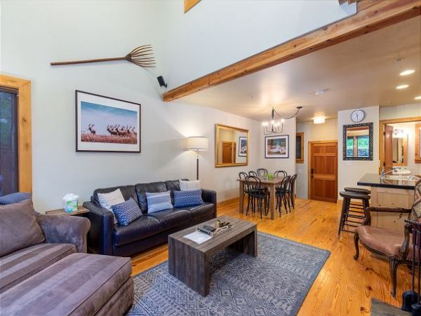 Stylish 3 Bedroom Townhome with Hot Tub