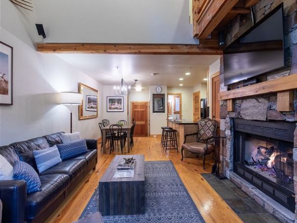 Stylish 3 Bedroom Townhome with Hot Tub
