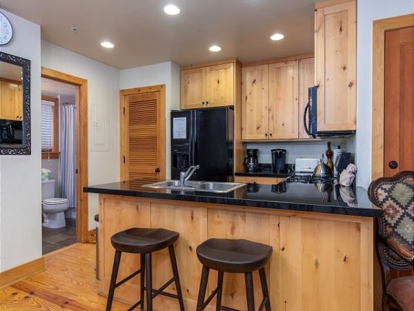 Stylish 3 Bedroom Townhome with Hot Tub
