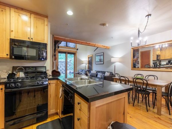 Stylish 3 Bedroom Townhome with Hot Tub