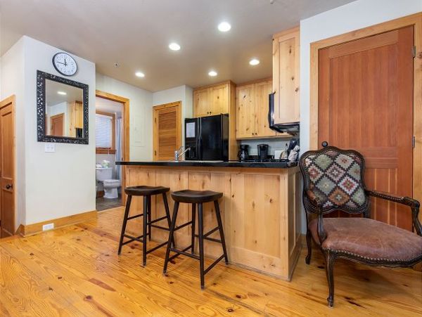 Stylish 3 Bedroom Townhome with Hot Tub