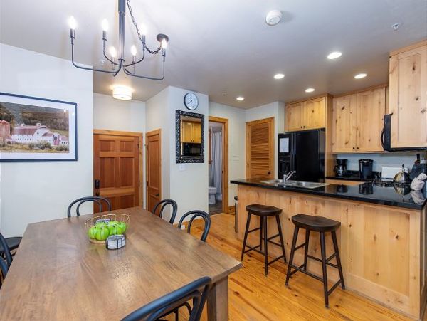 Stylish 3 Bedroom Townhome with Hot Tub