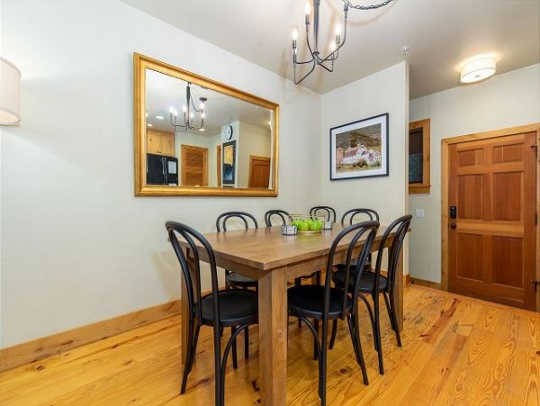 Stylish 3 Bedroom Townhome with Hot Tub
