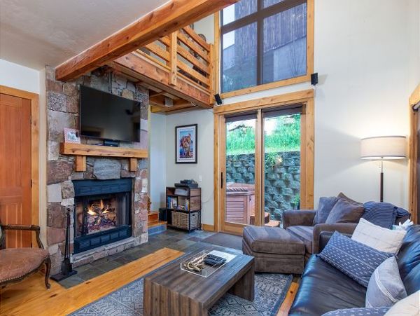 Stylish 3 Bedroom Townhome with Hot Tub