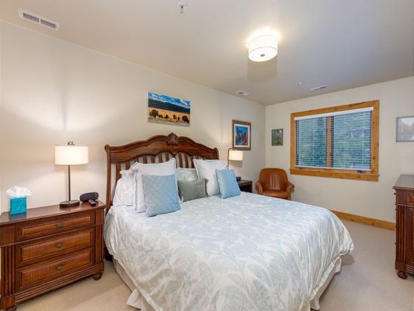 Stylish 3 Bedroom Townhome with Hot Tub