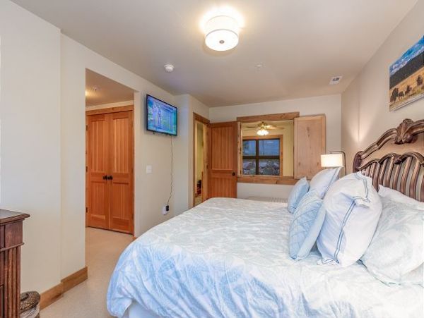 Stylish 3 Bedroom Townhome with Hot Tub