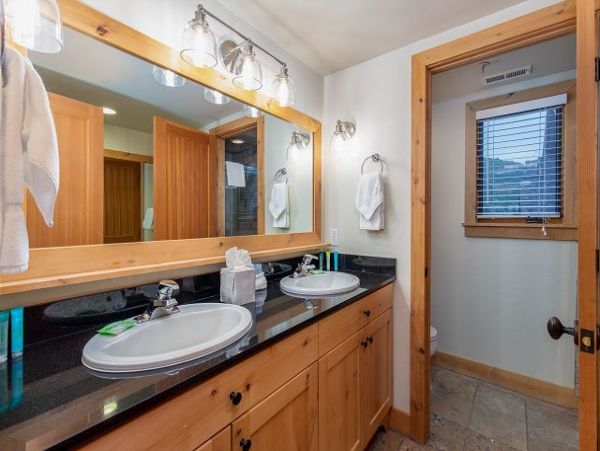 Stylish 3 Bedroom Townhome with Hot Tub