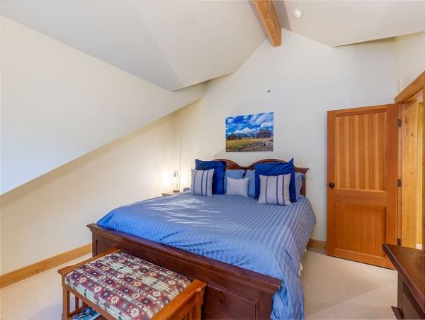 Stylish 3 Bedroom Townhome with Hot Tub