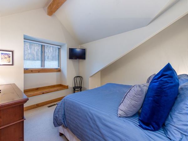 Stylish 3 Bedroom Townhome with Hot Tub