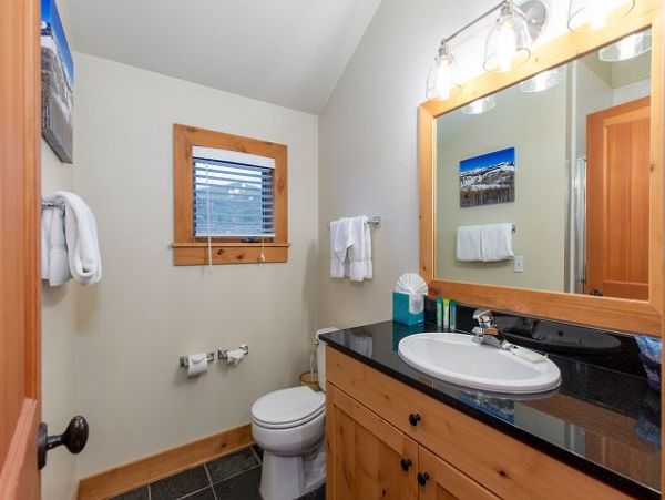 Stylish 3 Bedroom Townhome with Hot Tub