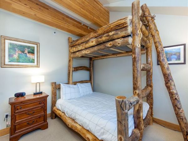 Stylish 3 Bedroom Townhome with Hot Tub