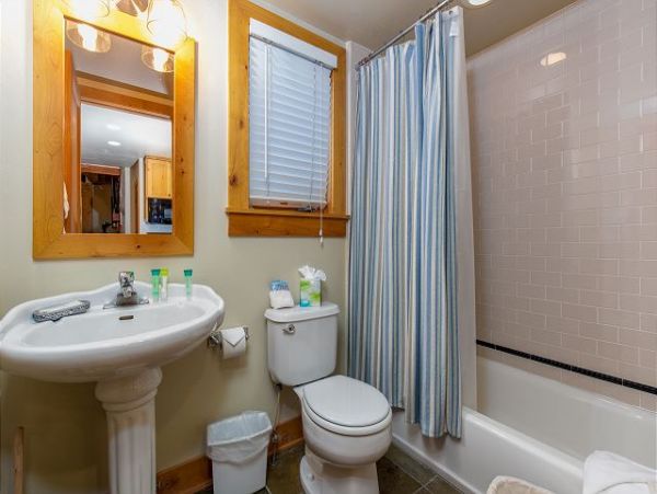 Stylish 3 Bedroom Townhome with Hot Tub