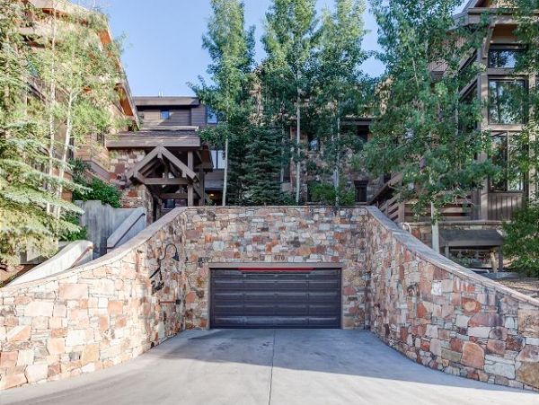 Stylish 3 Bedroom Townhome with Hot Tub